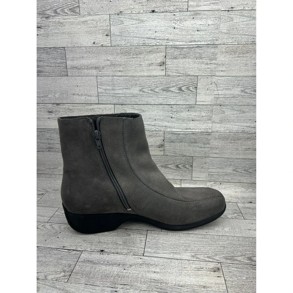 Clarks Women's Gray Suede Ankle Boots Side Zip Wedge‎ Heel Size 9.5W